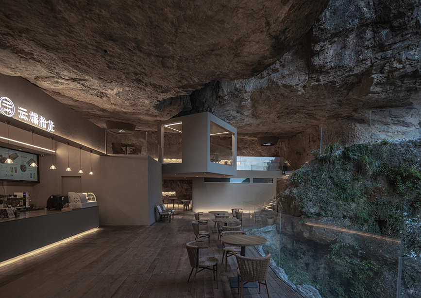 溫州雁蕩山懸崖咖啡店「雲端拾光」，藏身1.2億年火山岩洞穴之中