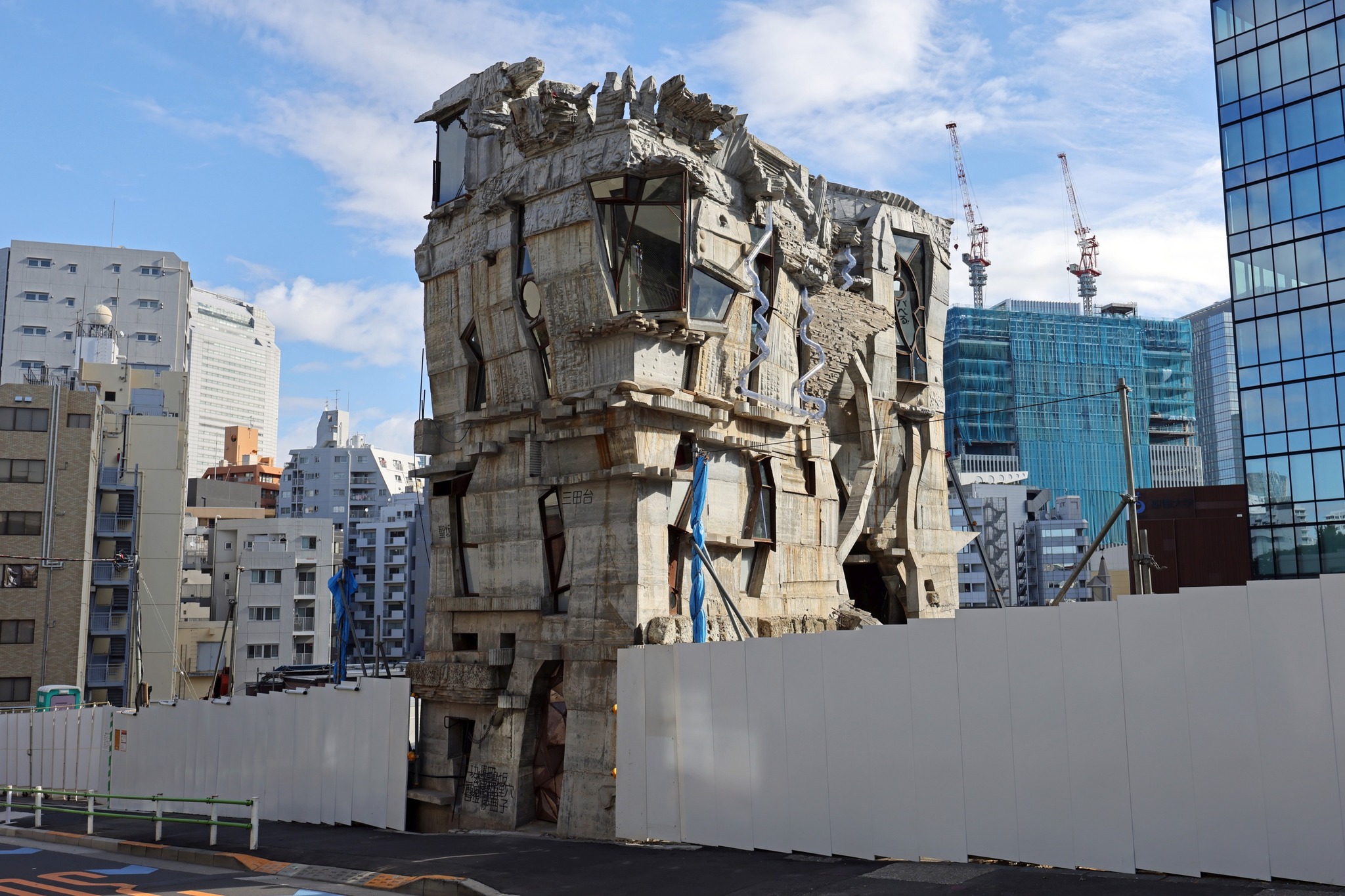 隱身東京港區的怪怪屋「蟻鱒鳶ル」，耗時19年以手工打造的超強混凝土建築