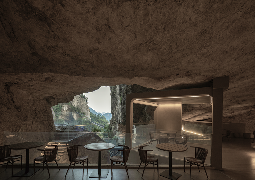 溫州雁蕩山懸崖咖啡店「雲端拾光」，藏身1.2億年火山岩洞穴之中