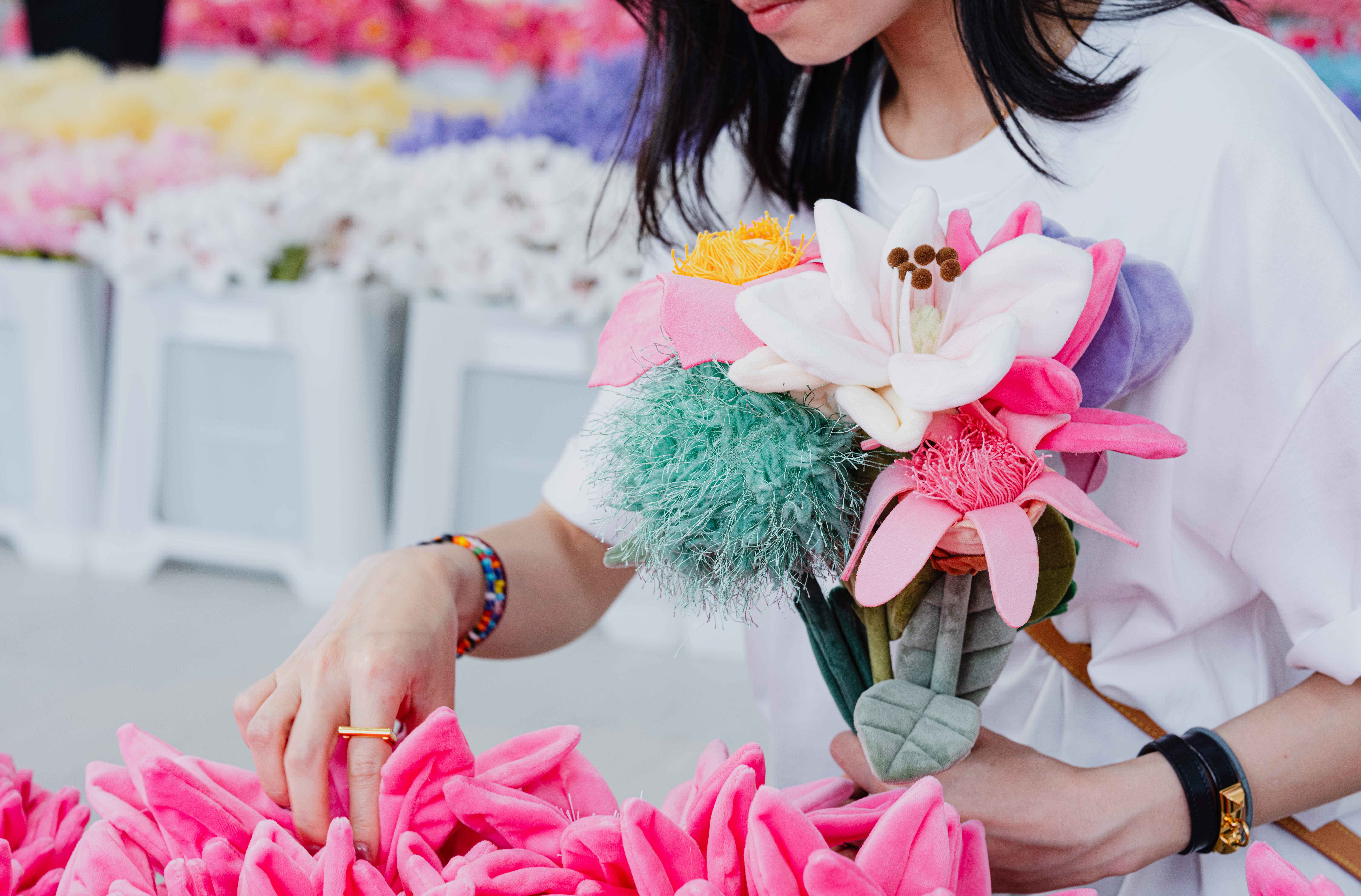 CJ Hendry plush flower market, CJ Hendry 毛絨花市, Hong Kong art installation, 香港藝術展覽, immersive art Hong Kong, 沉浸式藝術體驗, Central Harbourfront event, 中環海濱活動, Hong Kong art month, 香港藝術月, Instagrammable Hong Kong, 香港打卡位, family friendly art, 親子藝術活動, weekend things to do, 週末好去處, Hong Kong public art, 香港公共藝術, lifestyle event Hong Kong, 香港生活品味活動