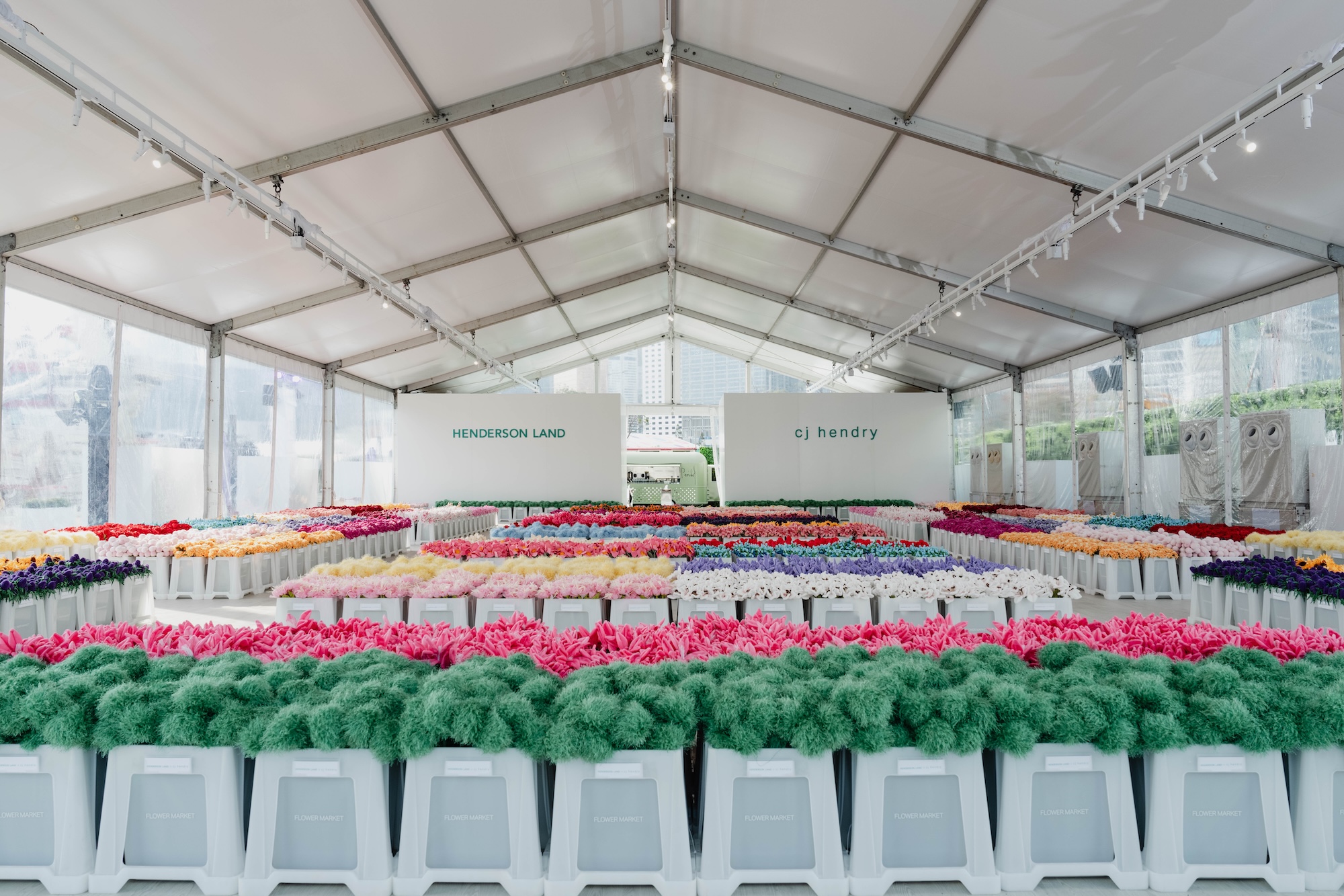 CJ Hendry plush flower market, CJ Hendry 毛絨花市, Hong Kong art installation, 香港藝術展覽, immersive art Hong Kong, 沉浸式藝術體驗, Central Harbourfront event, 中環海濱活動, Hong Kong art month, 香港藝術月, Instagrammable Hong Kong, 香港打卡位, family friendly art, 親子藝術活動, weekend things to do, 週末好去處, Hong Kong public art, 香港公共藝術, lifestyle event Hong Kong, 香港生活品味活動