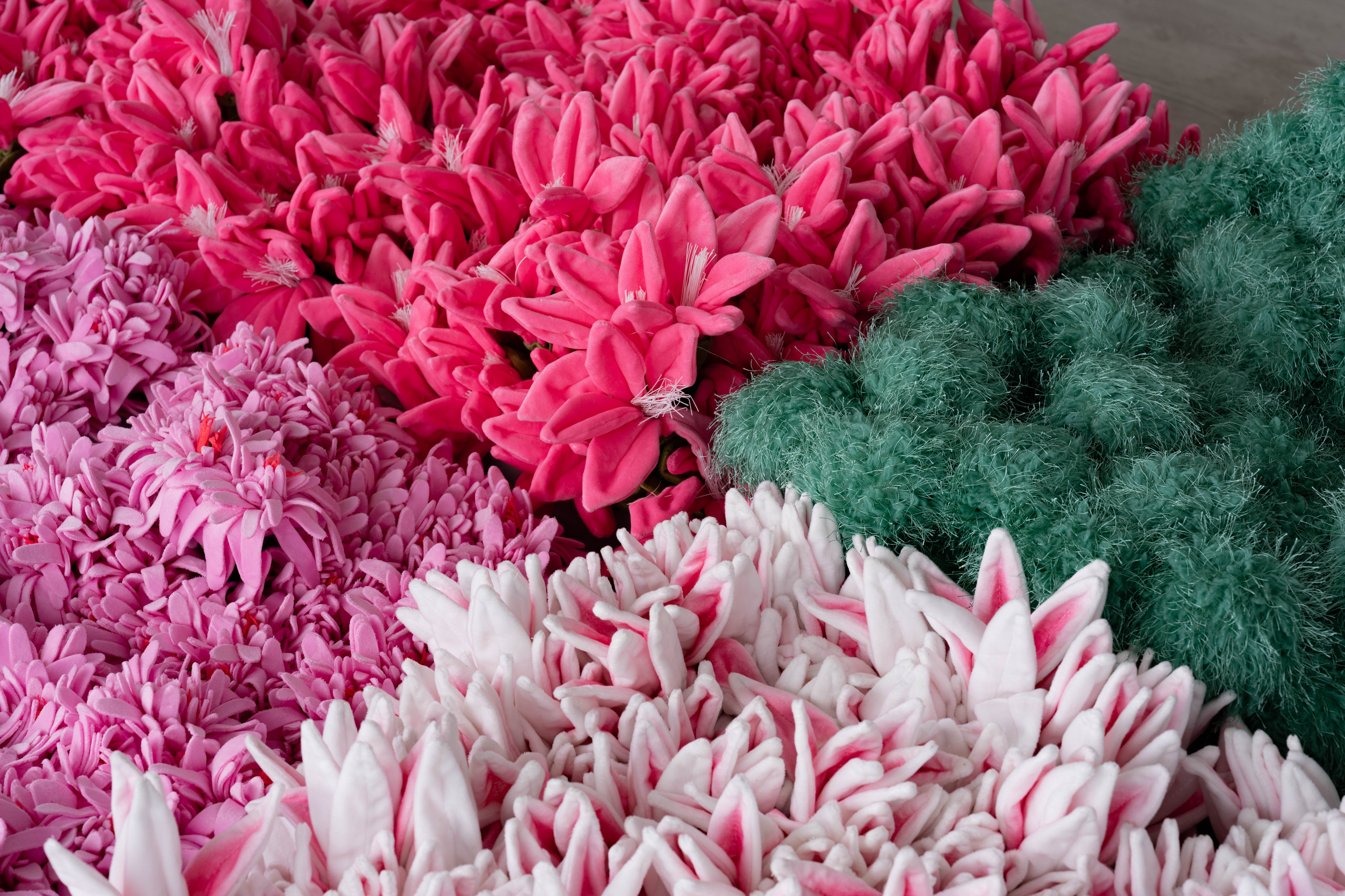 CJ Hendry plush flower market, CJ Hendry 毛絨花市, Hong Kong art installation, 香港藝術展覽, immersive art Hong Kong, 沉浸式藝術體驗, Central Harbourfront event, 中環海濱活動, Hong Kong art month, 香港藝術月, Instagrammable Hong Kong, 香港打卡位, family friendly art, 親子藝術活動, weekend things to do, 週末好去處, Hong Kong public art, 香港公共藝術, lifestyle event Hong Kong, 香港生活品味活動