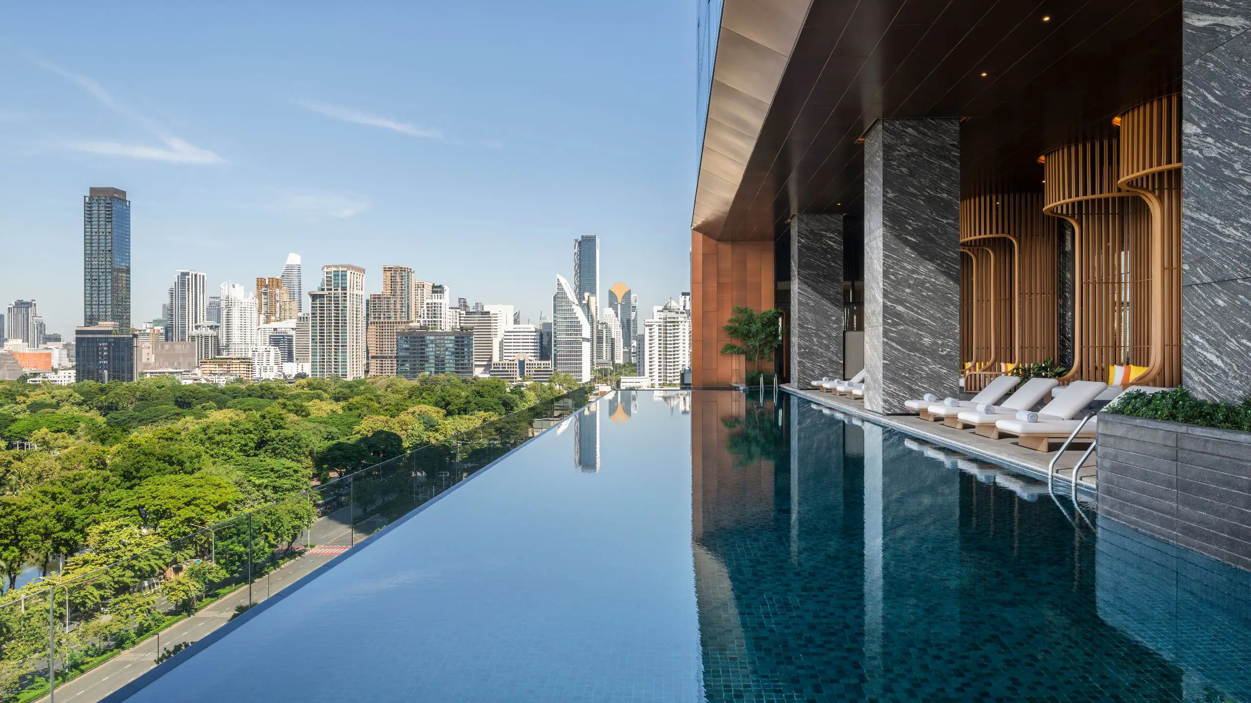 PIA Interior操刀Andaz One Bangkok，泰式藝術與自然綠意的當代詮釋-Swimming-Pool-View.16x9
