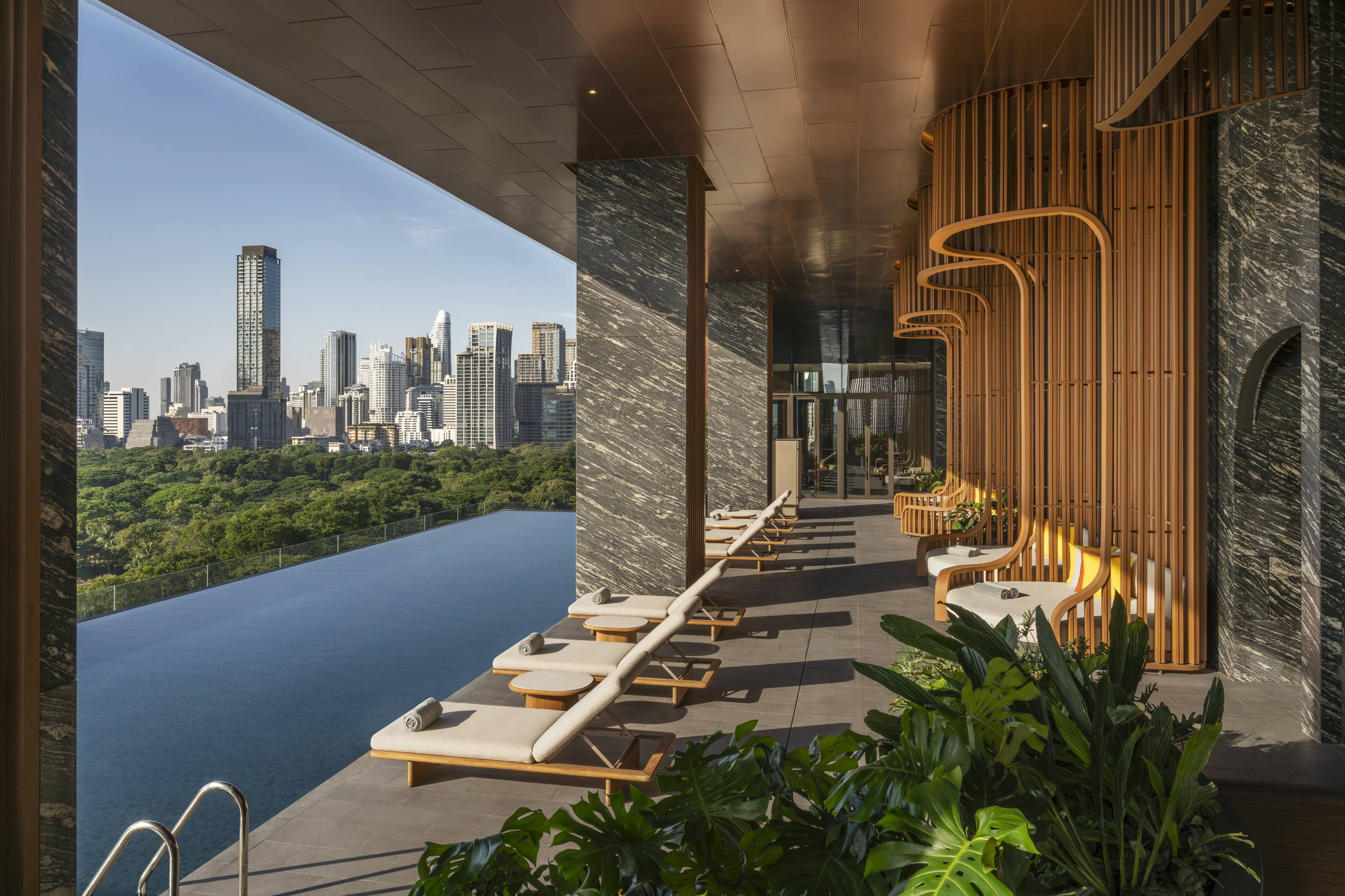 PIA Interior操刀Andaz One Bangkok，泰式藝術與自然綠意的當代詮釋-Swimming-Pool-View.16x9