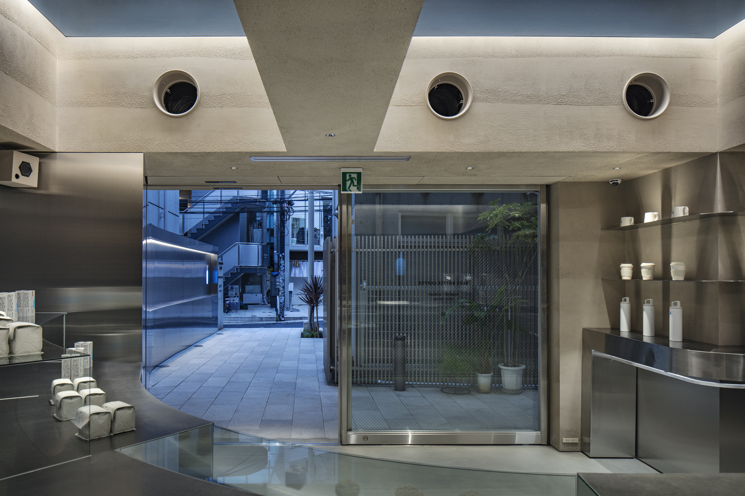 隱身巷弄的建築美學，東京原宿最新藍瓶咖啡店由TEKI Design操刀