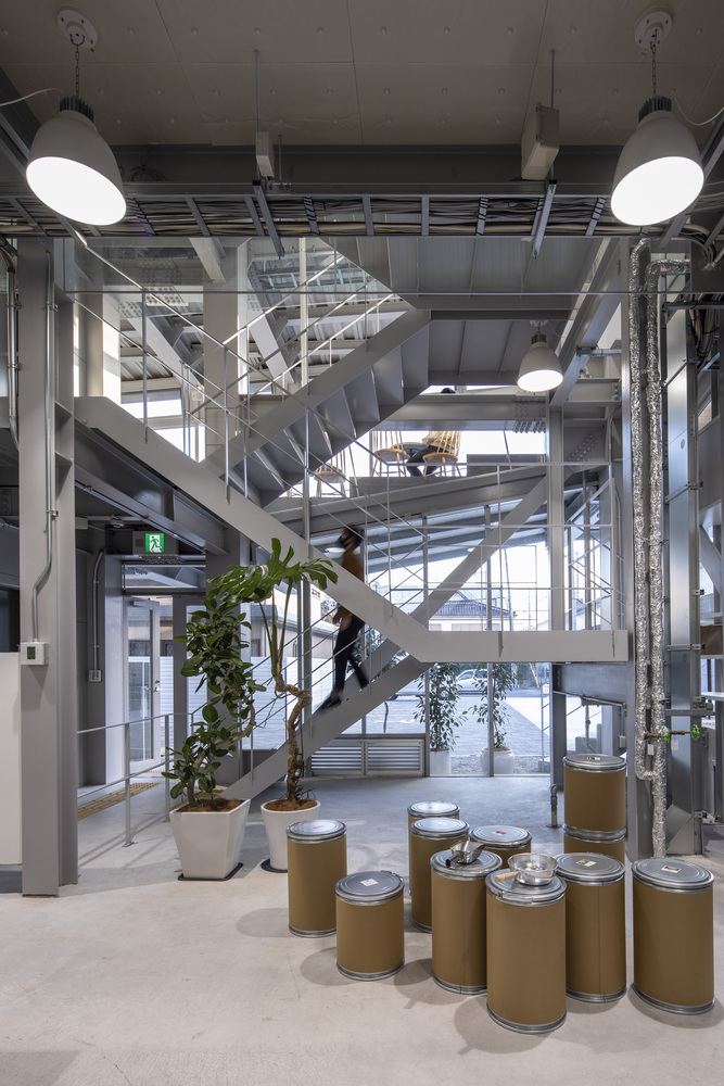 osAmu Architects操刀大阪藤田咖啡店，打造充滿未來感的通透玻璃盒子