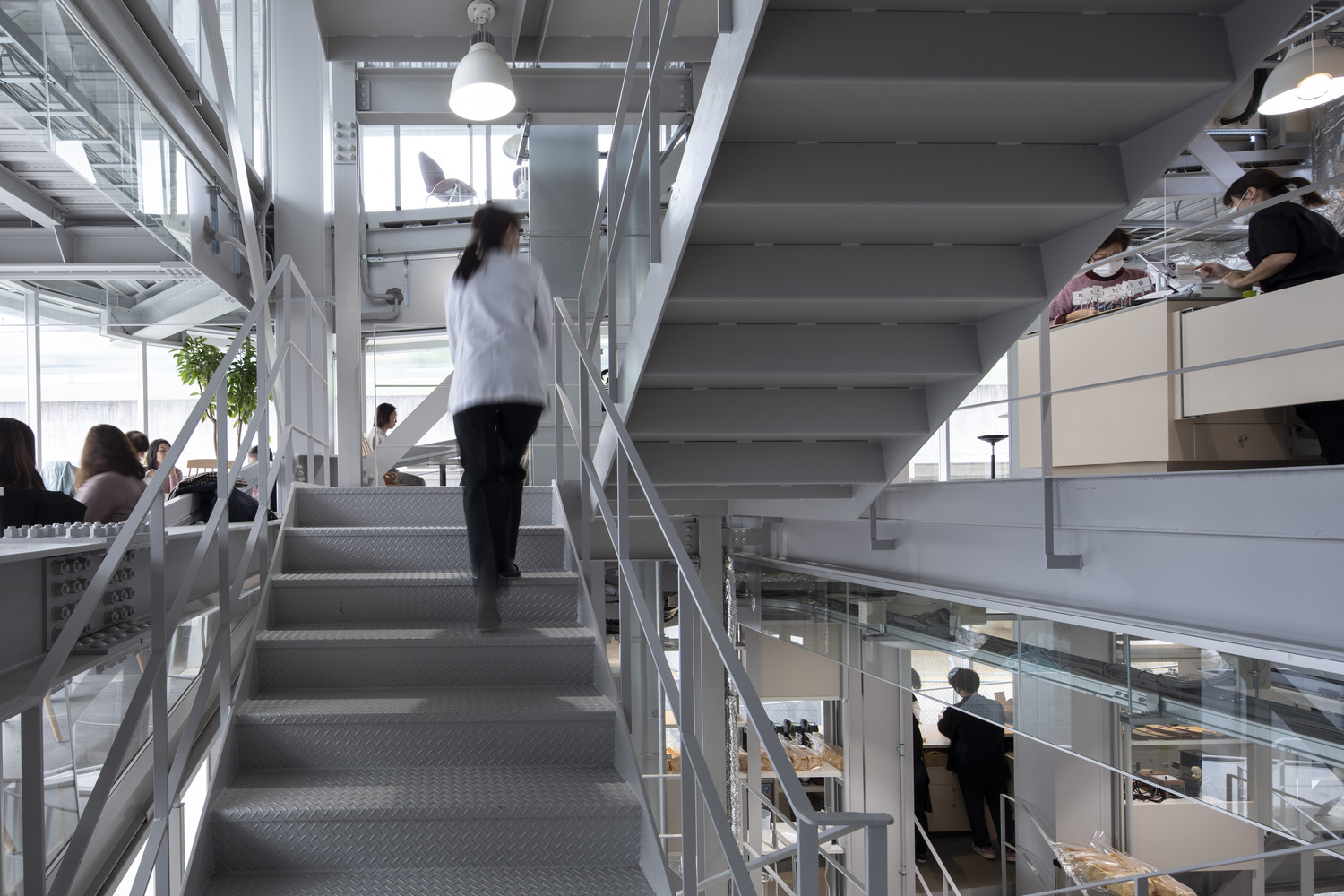 osAmu Architects操刀大阪藤田咖啡店，打造充滿未來感的通透玻璃盒子