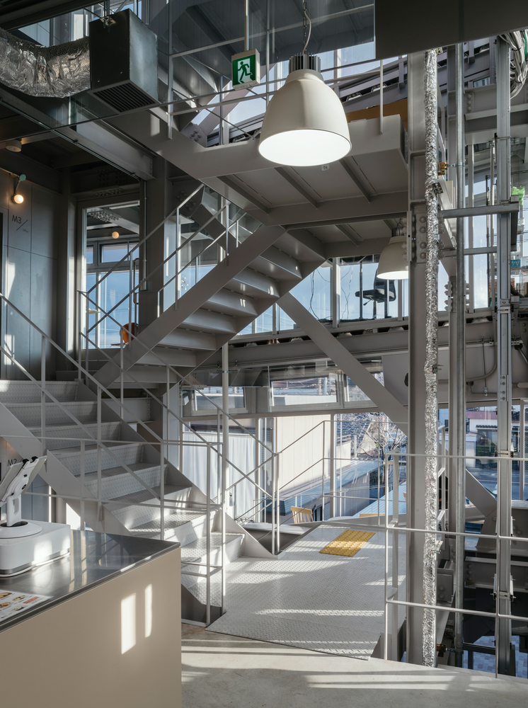 osAmu Architects操刀大阪藤田咖啡店，打造充滿未來感的通透玻璃盒子