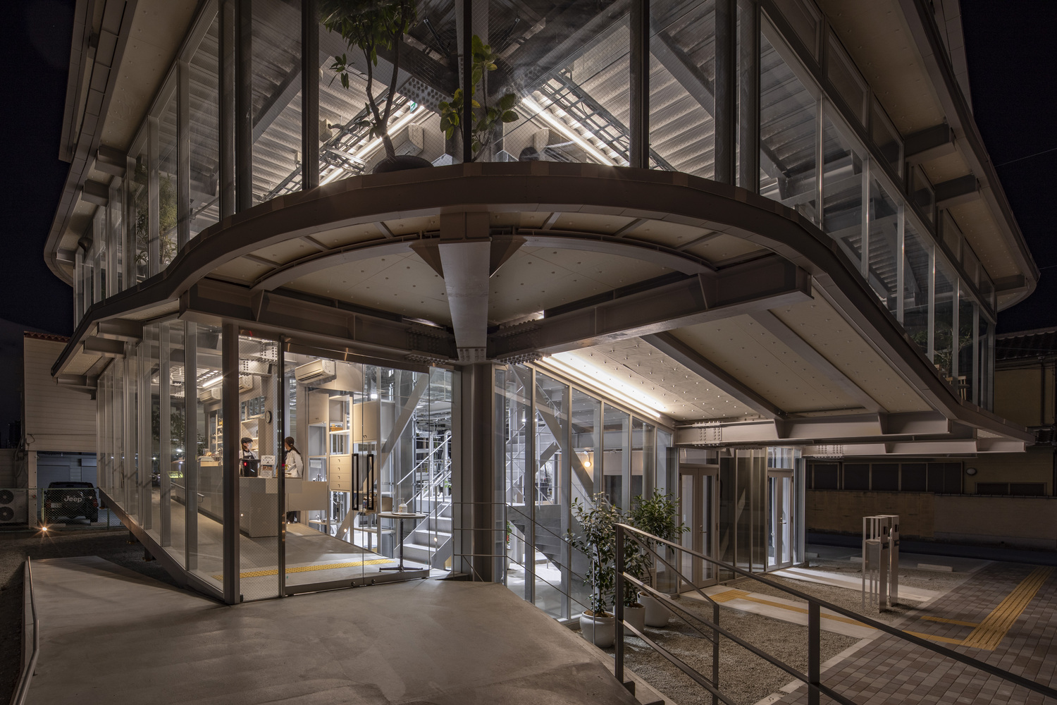 osAmu Architects操刀大阪藤田咖啡店，打造充滿未來感的通透玻璃盒子