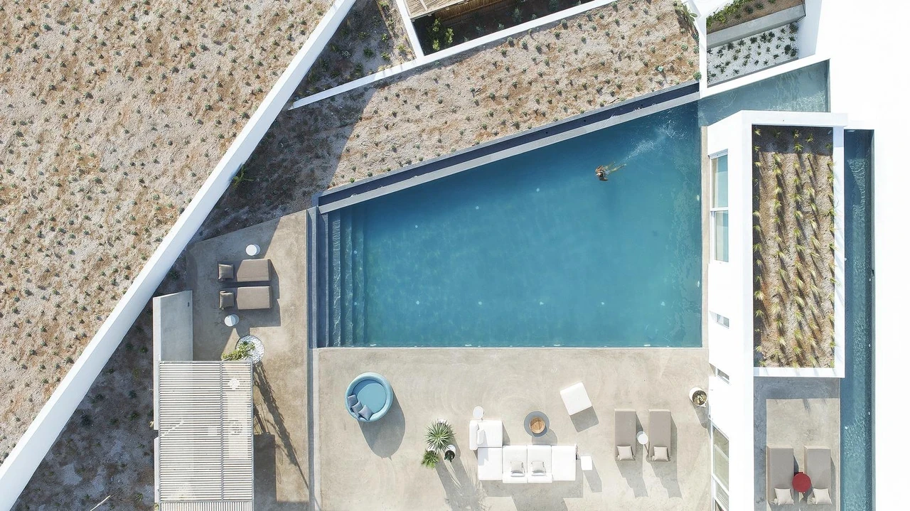 【希臘Santorini全新純白Villa】以極簡工藝品味 展現舒適的夏日島嶼生活 - Image 12