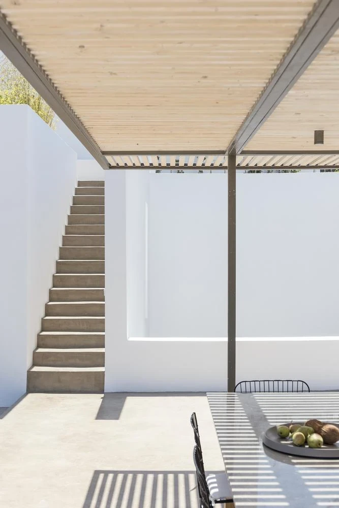 【希臘Santorini全新純白Villa】以極簡工藝品味 展現舒適的夏日島嶼生活 - Image 15