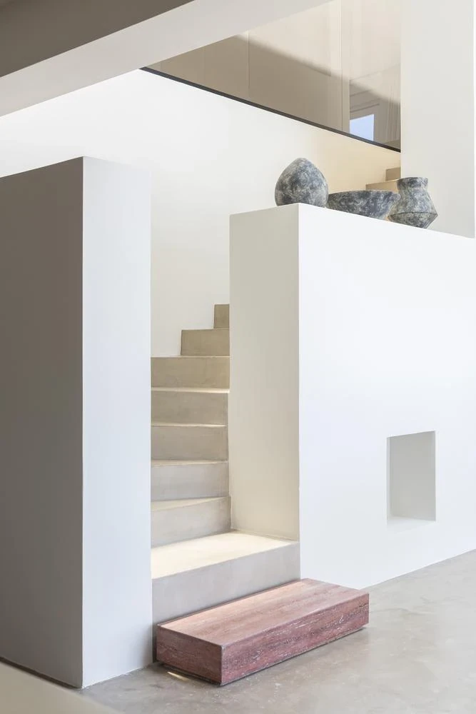 【希臘Santorini全新純白Villa】以極簡工藝品味 展現舒適的夏日島嶼生活 - Image 2