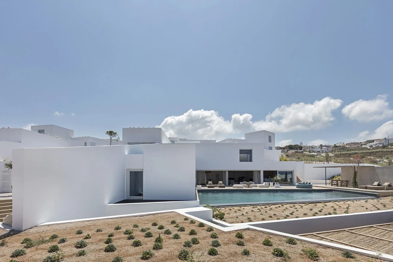 【希臘Santorini全新純白Villa】以極簡工藝品味 展現舒適的夏日島嶼生活 - Image 8