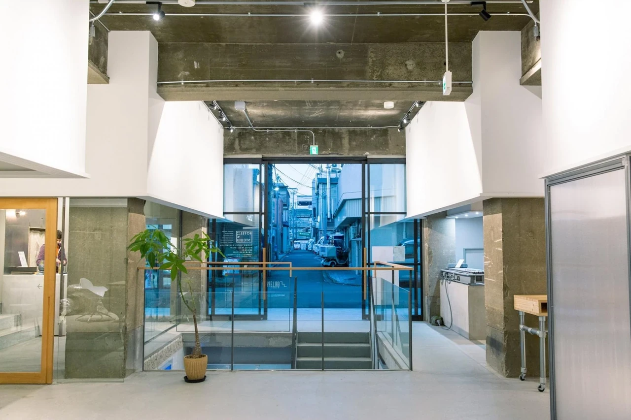  彷如藝術家版的雙層公寓！京都Kagan Hotel以極簡工業風打造共享酒店新模式 - Image 2