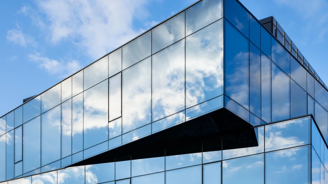 玻璃企業的玻璃建築總部，錯位鏡面矩形與環境和諧共融 - Image 3