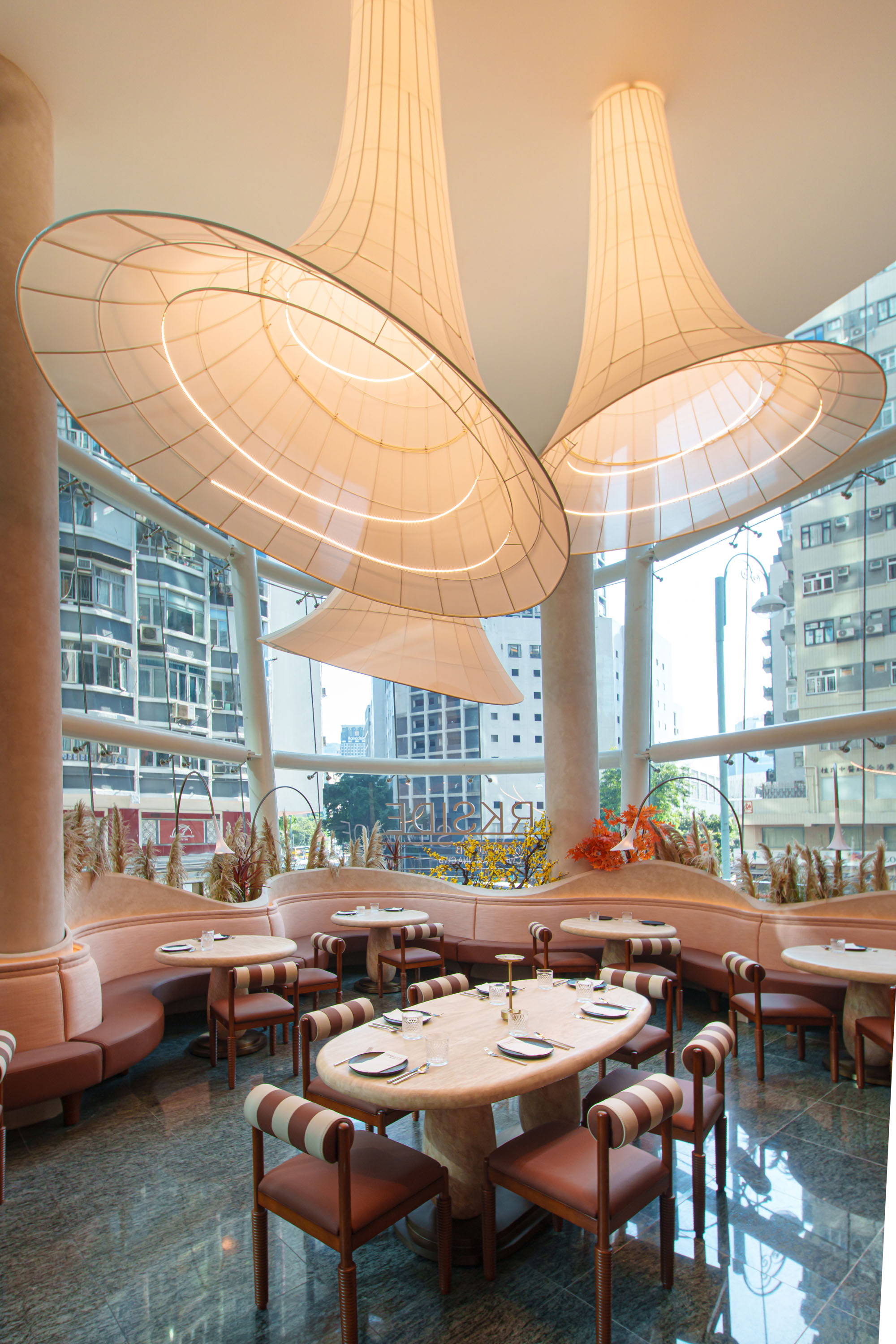 全新餐飲空間PARKSIDE@NINA CWB，由香港設計工作室Atelier E操刀演繹自然雕塑美學4