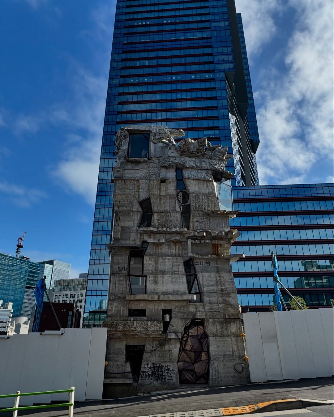隱身東京港區的怪怪屋「蟻鱒鳶ル」，耗時19年以手工打造的超強混凝土建築